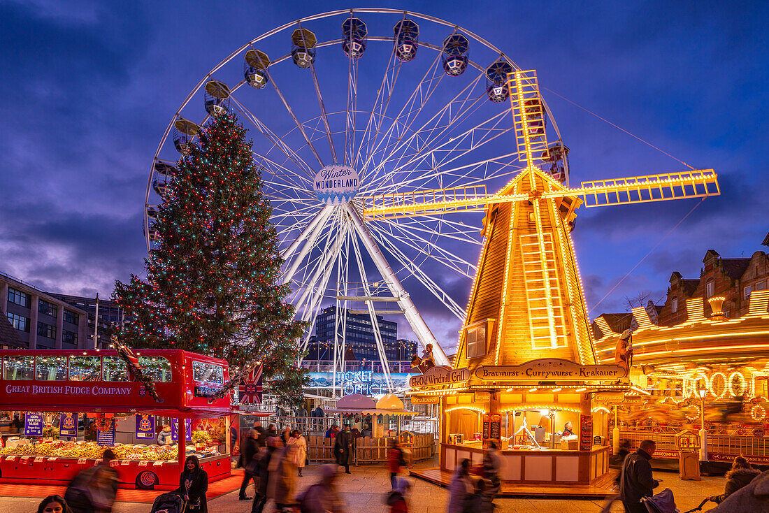 Blick auf Riesenrad und Weihnachtsmarkt auf dem Old Market Square in der Abenddämmerung, Nottingham, Nottinghamshire, England, Vereinigtes Königreich, Europa