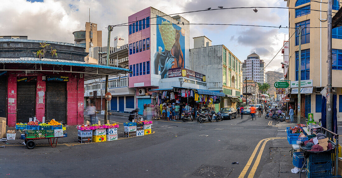 Blick auf Gebäude und Marktstände in der Nähe des Zentralmarktes, Port Louis, Mauritius, Indischer Ozean, Afrika