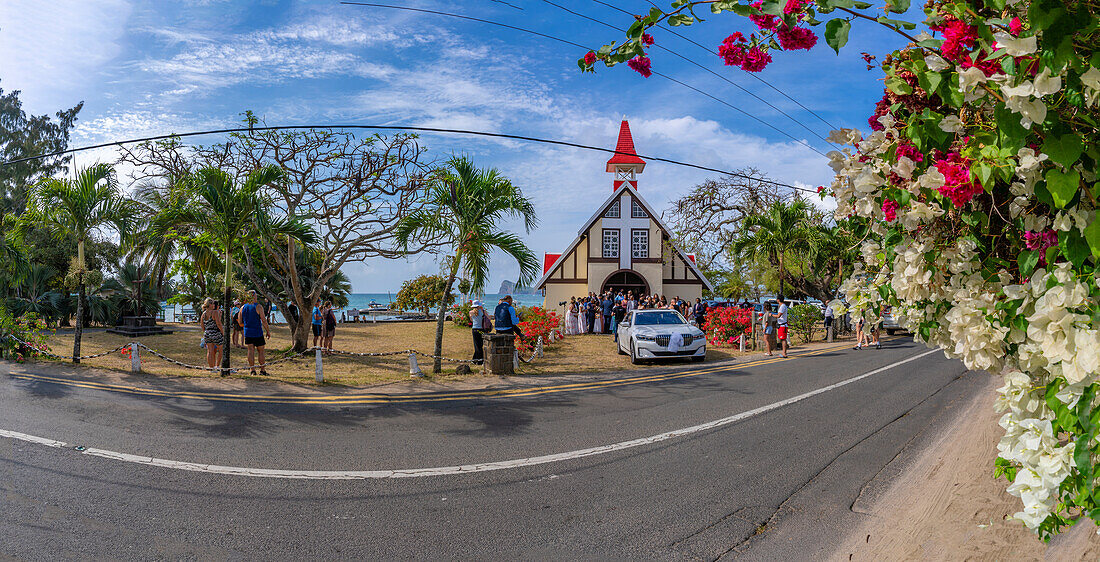 Blick auf Notre-Dame Auxiliatrice de Cap Malheureux, Cap Malheureux, Mauritius, Indischer Ozean, Afrika