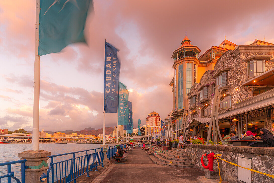 Blick auf die Caudan Waterfront in Port Louis bei Sonnenuntergang, Port Louis, Mauritius, Indischer Ozean, Afrika