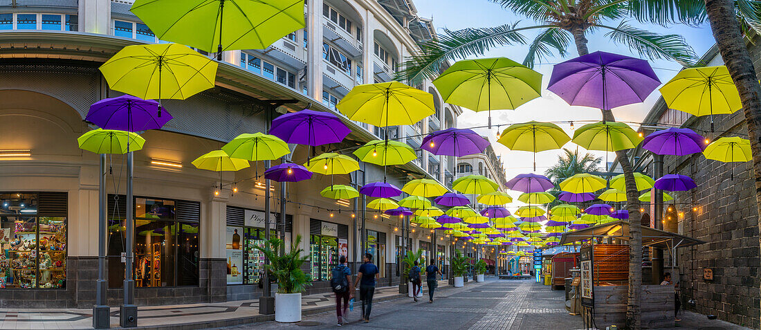 Blick auf den Umbrella Square an der Caudan Waterfront in Port Louis bei Sonnenuntergang, Port Louis, Mauritius, Indischer Ozean, Afrika