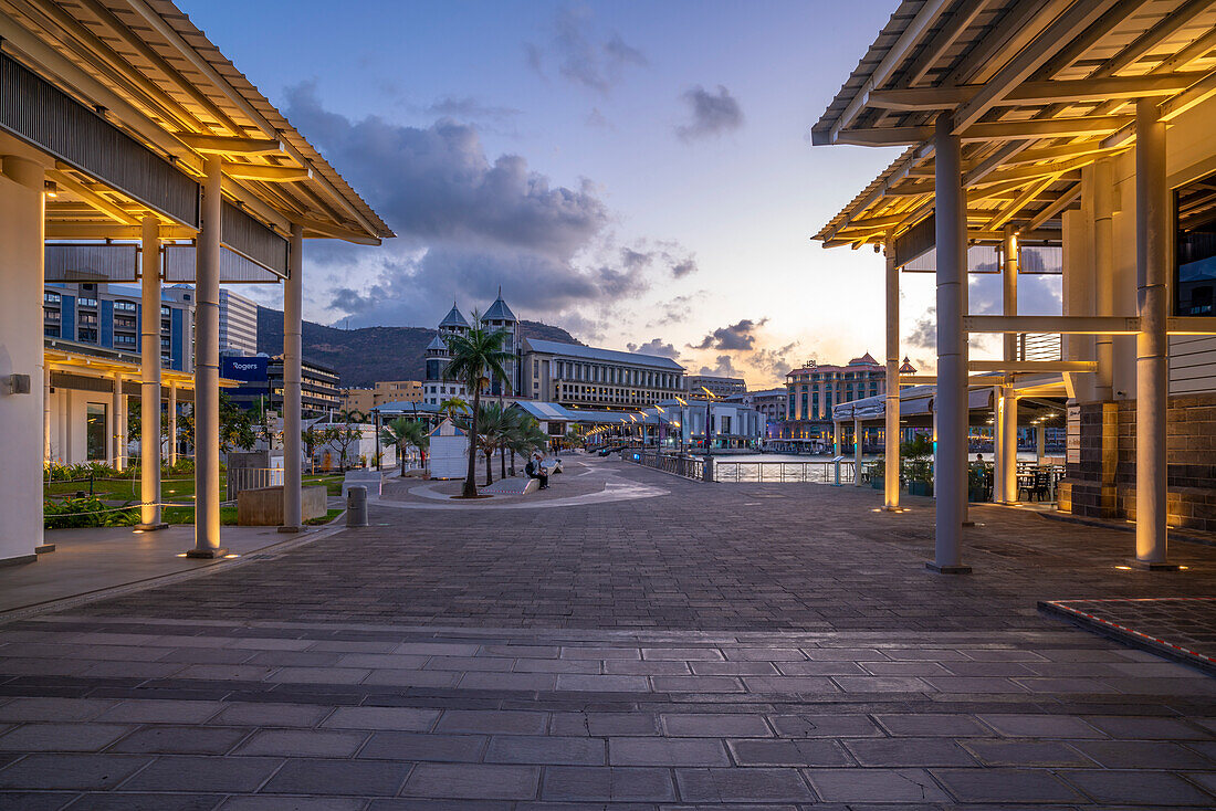 Blick auf die Caudan Waterfront in Port Louis in der Abenddämmerung, Port Louis, Mauritius, Indischer Ozean, Afrika