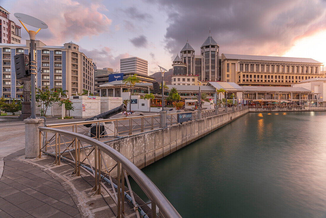 Blick auf die Caudan Waterfront in Port Louis in der Abenddämmerung, Port Louis, Mauritius, Indischer Ozean, Afrika