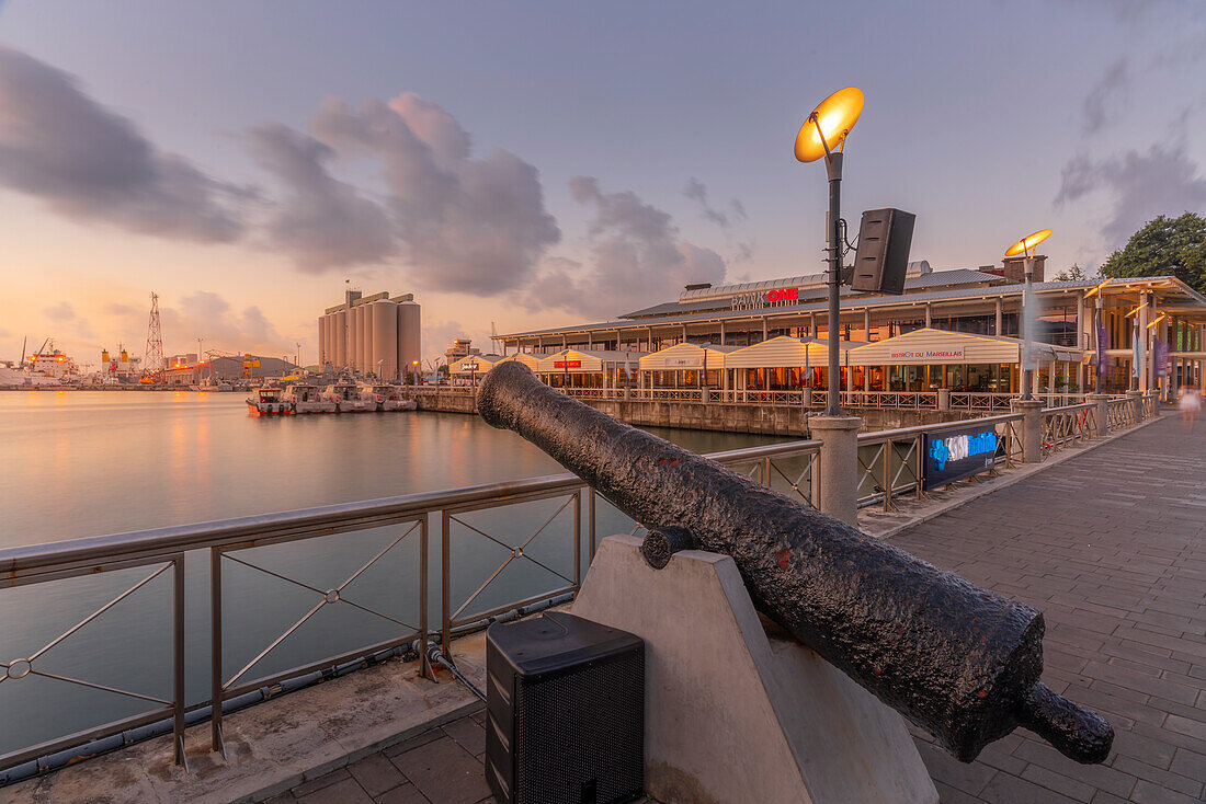 Blick auf die Caudan Waterfront in Port Louis in der Abenddämmerung, Port Louis, Mauritius, Indischer Ozean, Afrika