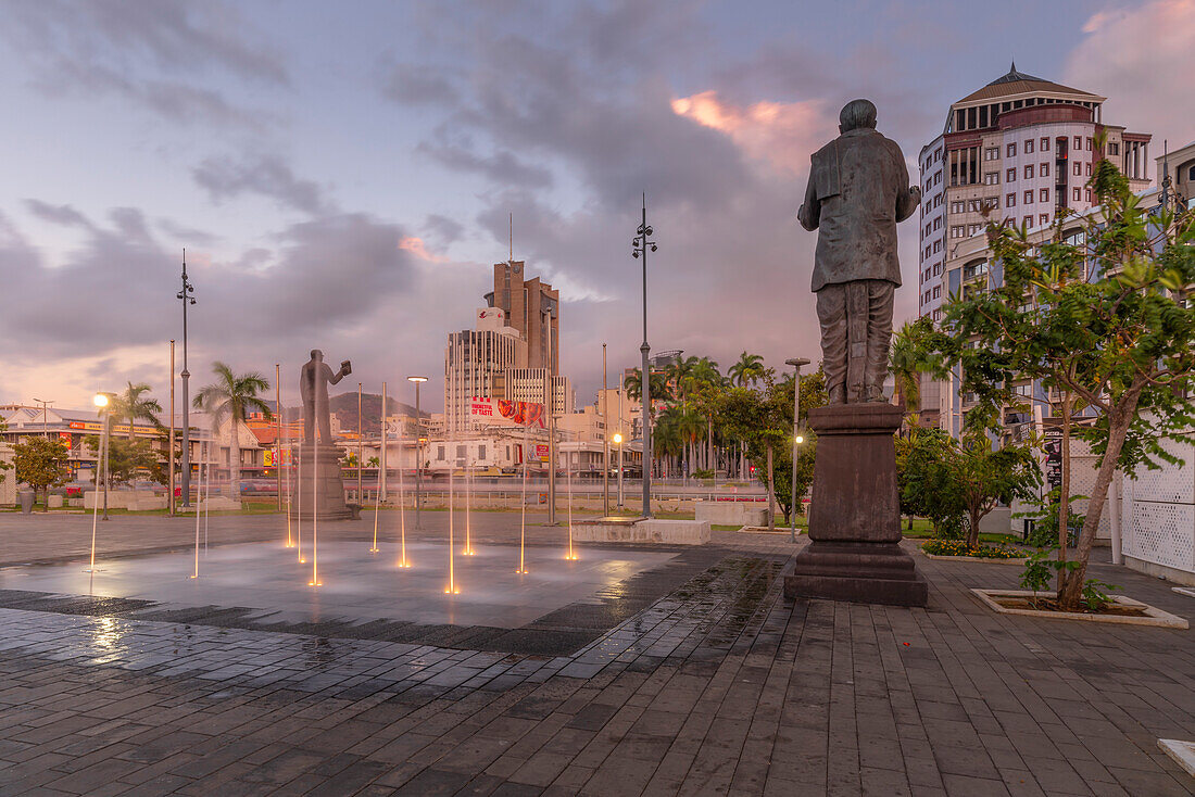 Blick auf eine Statue in der Caudan Waterfront in Port Louis in der Abenddämmerung, Port Louis, Mauritius, Indischer Ozean, Afrika