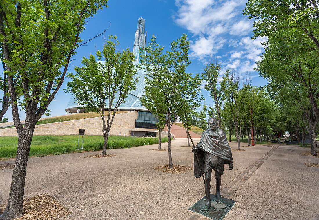 Die 500 kg schwere Bronzestatue von Mahatma Gandhi, enthüllt im Jahr 2010, am Eingang des Kanadischen Museums für Menschenrechte in Winnipeg, Manitoba, Kanada, Nordamerika