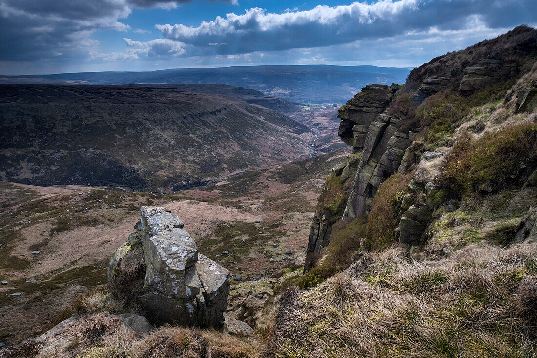 Crowden Great Brook Valley auf dem Pennine Way von Laddow Rocks, Peak District National Park, Derbyshire, England, Vereinigtes Königreich, Europa