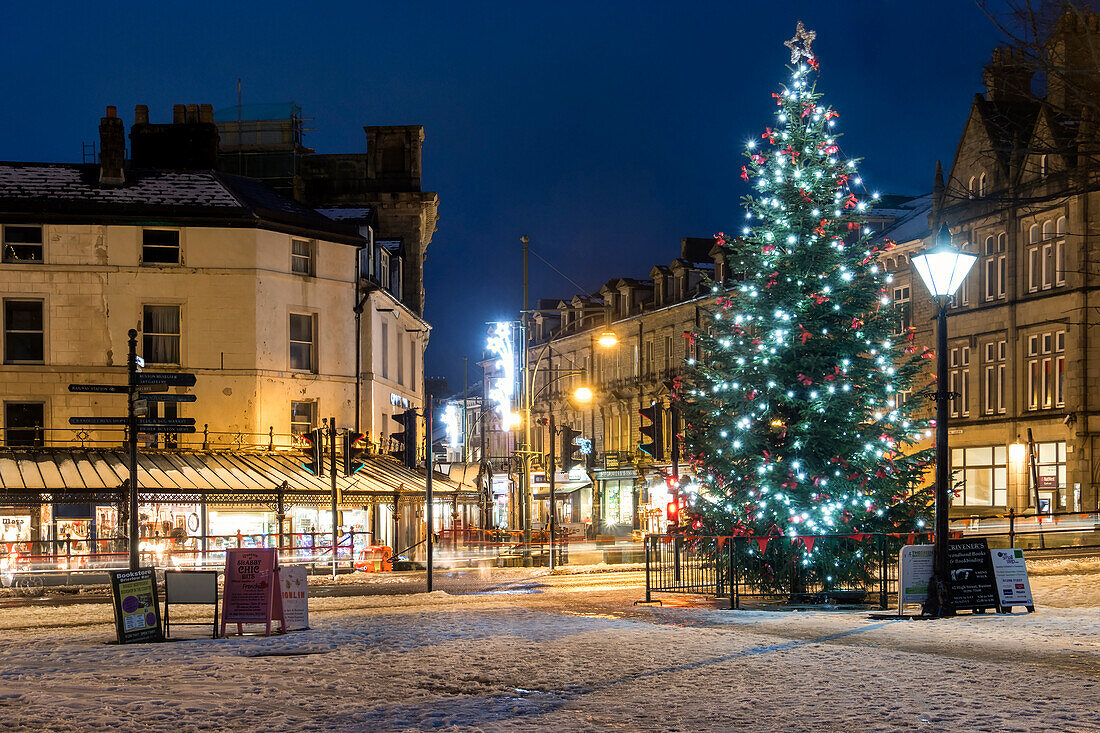 Christmas Tree and snow in Buxton at Christmas, Buxton, Derbyshire, England, United Kingdom, Europe