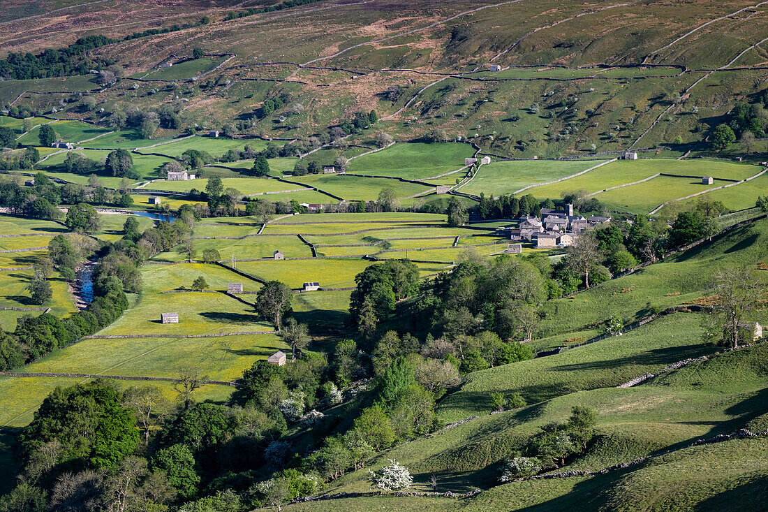 Das Dorf Muker und der Fluss Swale von Kisdon Hill aus, Swaledale, Yorkshire Dales National Park, Yorkshire, England, Vereinigtes Königreich, Europa