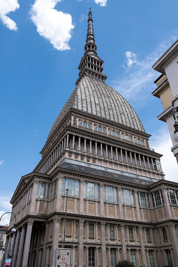 Blick auf die Mole Antonelliana, ein wichtiges Wahrzeichen, benannt nach ihrem Architekten Alessandro Antonelli, Turin, Piemont, Italien, Europa