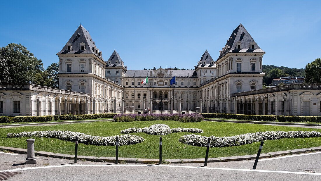 Blick auf das Schloss Valentino (Castello del Valentino), UNESCO-Weltkulturerbe, gelegen im Parco del Valentino, dem Sitz der Architekturfakultät der Polytechnischen Universität Turin, Turin, Piemont, Italien, Europa