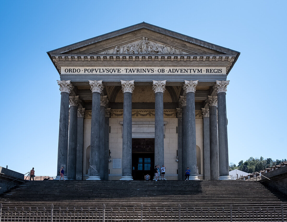 Blick auf die Kirche Gran Madre di Dio (Große Mutter Gottes) im neoklassischen Stil, die Maria geweiht ist, am westlichen Ufer des Flusses Po, gegenüber der Ponte Vittorio Emanuele I, Turin, Piemont, Italien, Europa
