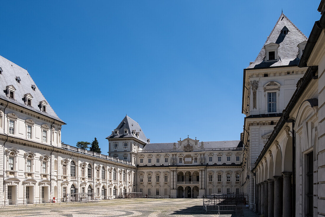 Blick auf das Schloss Valentino (Castello del Valentino), UNESCO-Weltkulturerbe, gelegen im Parco del Valentino, dem Sitz der Architekturfakultät der Polytechnischen Universität Turin, Turin, Piemont, Italien, Europa