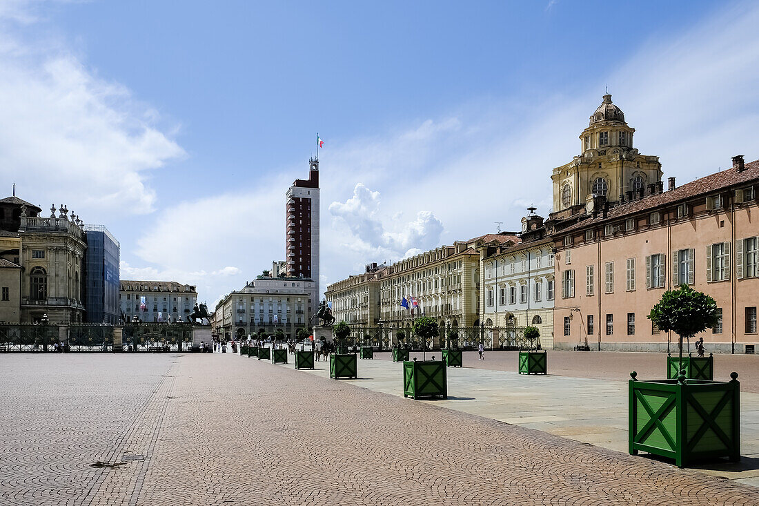 Blick auf die Piazza Castello, einen prominenten Platz mit mehreren bedeutenden architektonischen Komplexen und einer Reihe von eleganten Säulengängen und Fassaden, Turin, Piemont, Italien, Europa