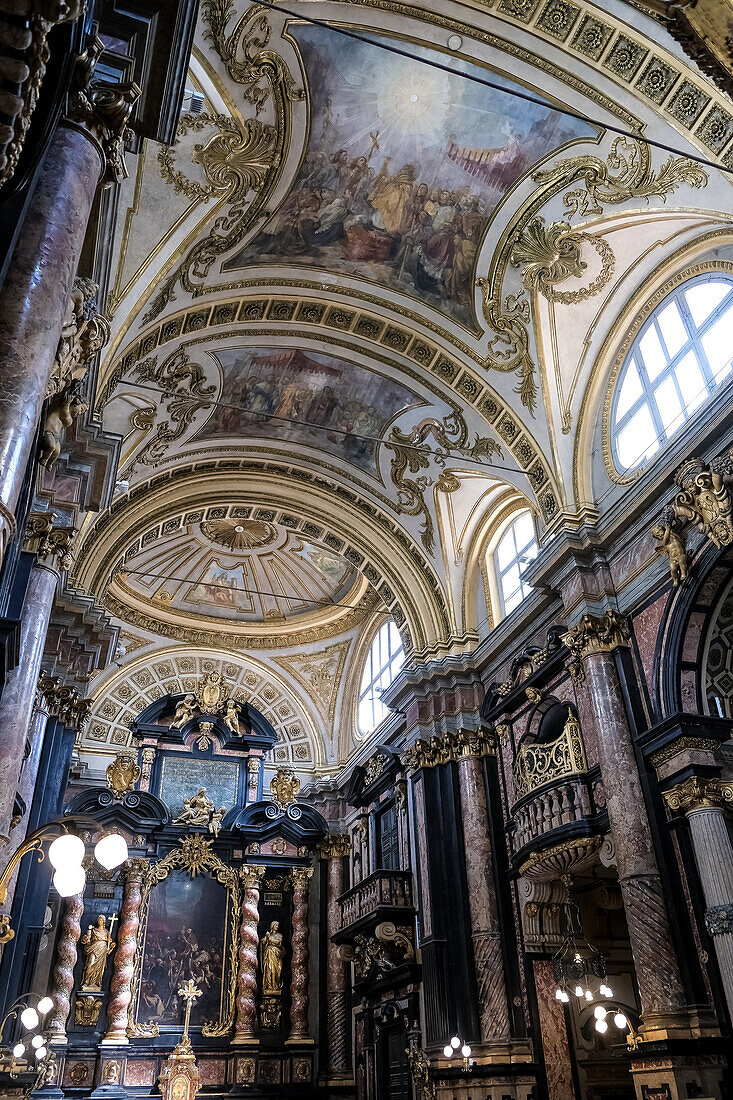 Innenraum der Corpus-Domini-Basilika, einer katholischen Kirche zum Gedenken an das eucharistische Wunder von 1453 während des Savoyen-Dauphine-Konflikts, mit einschiffigem, im 18. Jahrhundert renoviertem Altar und ursprünglichem Hochaltar aus dem Jahr 1664, Turin, Piemont, Italien, Europa