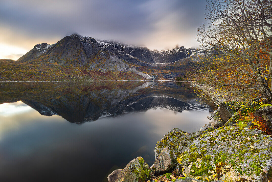 Storvatnet nahe Nusfjord bei Sonnenuntergang, Flakstad, Nordland, Lofoten, Norwegen, Skandinavien, Europa