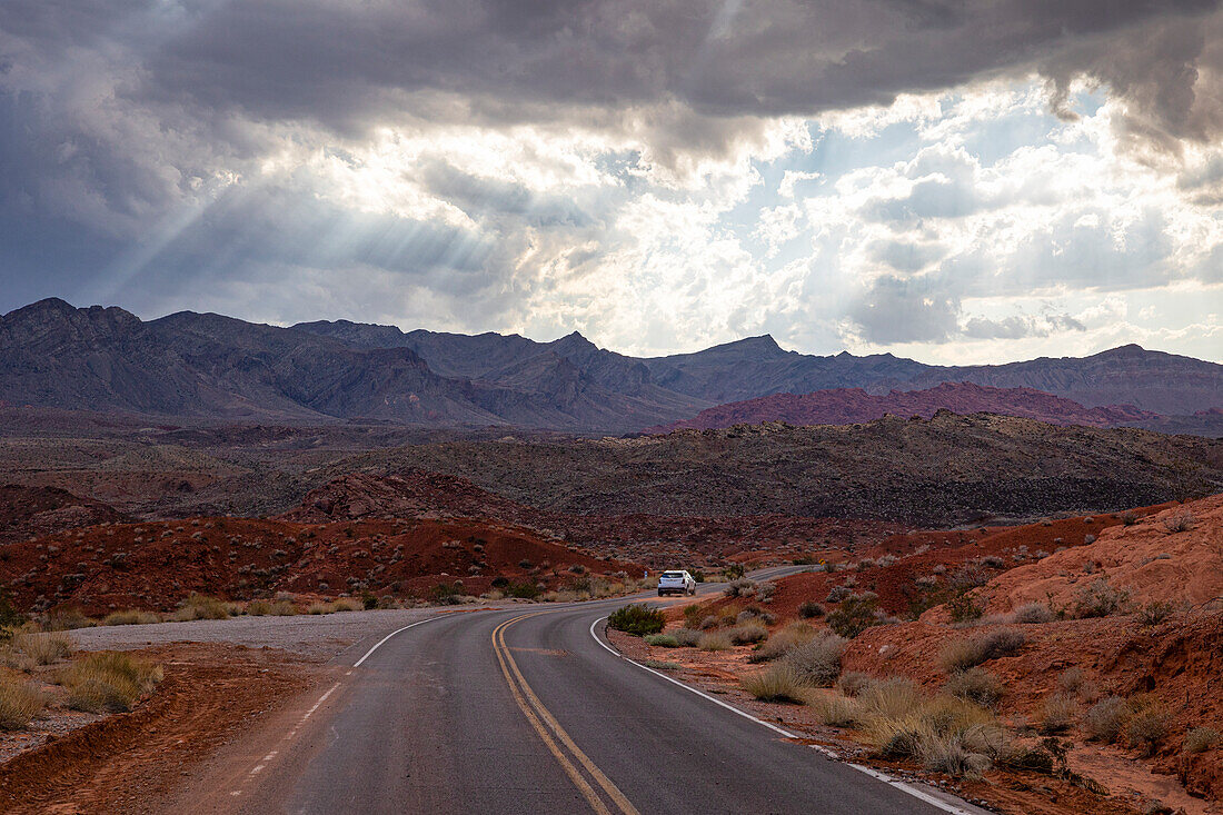 Eine majestätische Straße, die das wunderschöne Valley of Fire durchquert, Nevada, Vereinigte Staaten von Amerika, Nordamerika