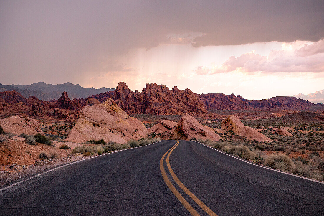 Eine majestätische Straße, die das wunderschöne Valley of Fire durchquert, Nevada, Vereinigte Staaten von Amerika, Nordamerika