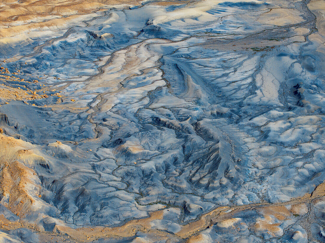 Abstrakte Luftaufnahme einer Drohne von einem Wüstengebiet in der Nähe von Big Water an einem sonnigen Sommertag, Utah, Vereinigte Staaten von Amerika, Nordamerika