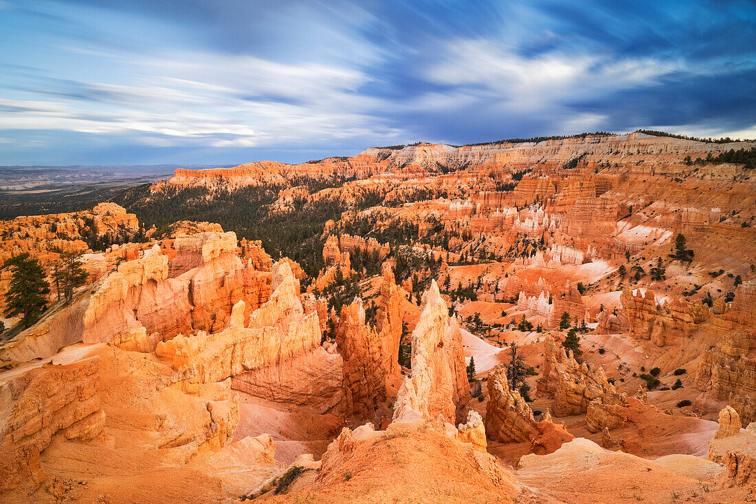 Eine Langzeitbelichtung fängt die schöne Landschaft im Bryce Canyon National Park während eines Sonnenaufgangs im Sommer ein, Utah, Vereinigte Staaten von Amerika, Nordamerika