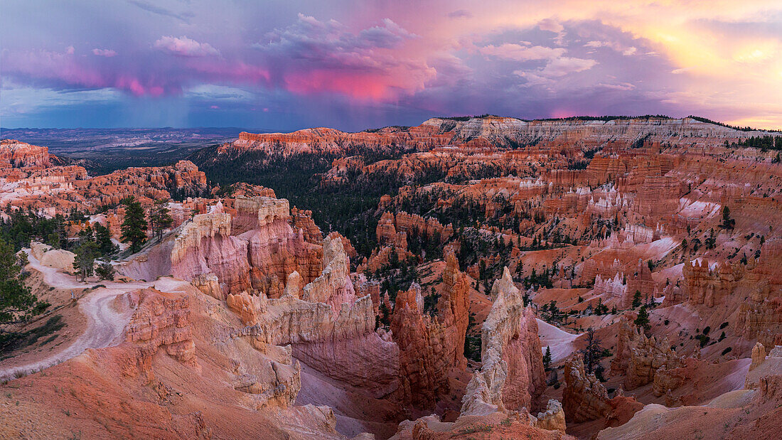 Ein majestätischer bunter Himmel während eines Sonnenuntergangs im Bryce Canyon National Park, Utah, Vereinigte Staaten von Amerika, Nordamerika