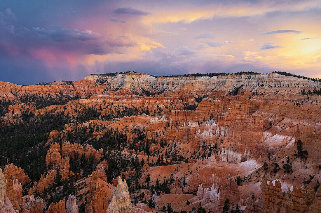 Ein majestätischer, farbenfroher Himmel während eines sommerlichen Sonnenuntergangs im Bryce Canyon National Park, Utah, Vereinigte Staaten von Amerika, Nordamerika