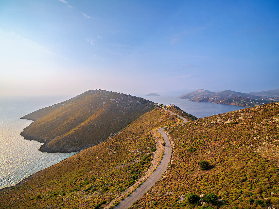 Blick auf die Windmühlen von Pandeli bei Sonnenaufgang, Blick von oben, Insel Leros, Dodekanes, Griechische Inseln, Griechenland, Europa