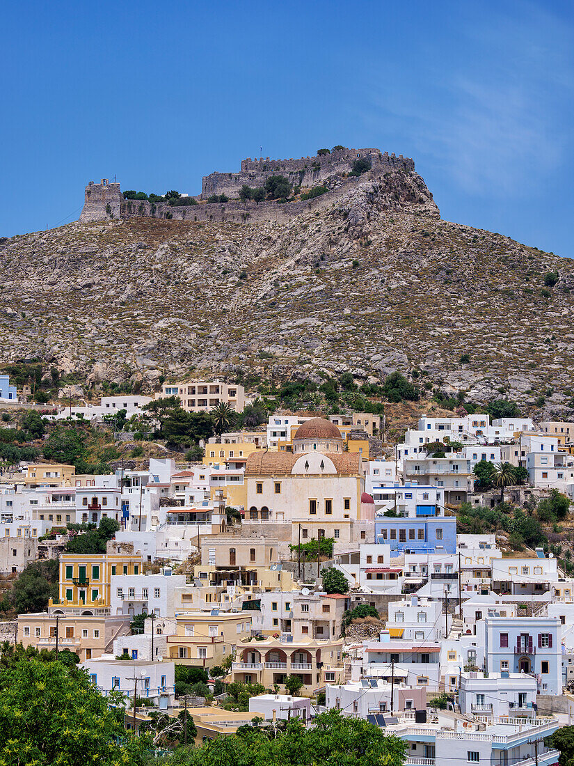 Platanos und mittelalterliche Burg von Pandeli, Agia Marina, Insel Leros, Dodekanes, Griechische Inseln, Griechenland, Europa