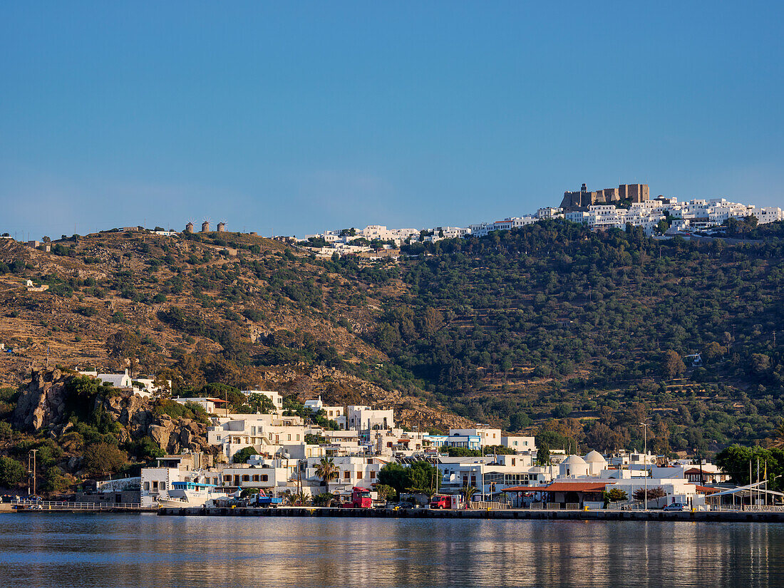 Blick über Skala auf das Kloster des Heiligen Johannes des Theologen und die Chora von Patmos, Insel Patmos, Dodekanes, Griechische Inseln, Griechenland, Europa