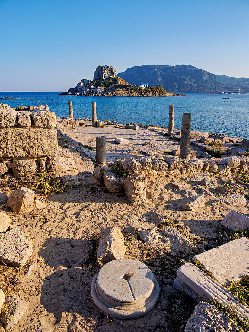 Ruinen der Basilika von St. Stefanos und die Insel Kastri, Strand von Agios Stefanos, Insel Kos, Dodekanes, Griechische Inseln, Griechenland, Europa