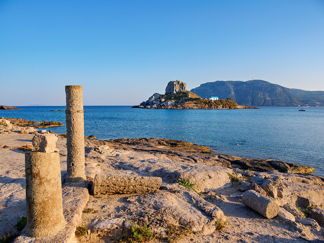 Ruinen der Basilika St. Stefanos und die Insel Kastri bei Sonnenuntergang, Agios Stefanos Strand, Insel Kos, Dodekanes, Griechische Inseln, Griechenland, Europa