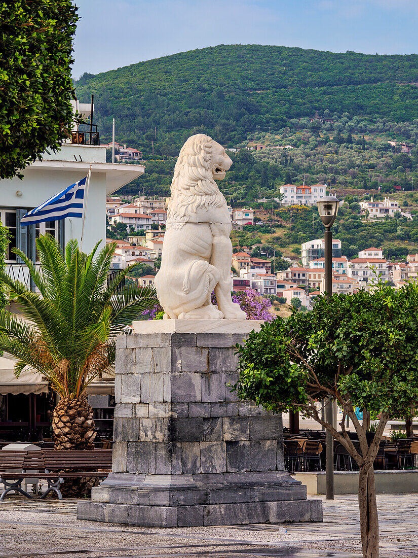 Löwenstatue am Hauptplatz von Pythagora, Samos-Stadt, Insel Samos, Nord-Ägäis, Griechische Inseln, Griechenland, Europa