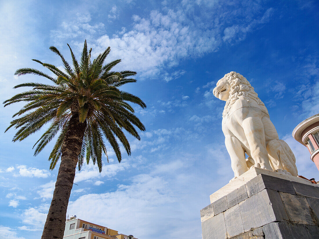 Löwenstatue am Hauptplatz von Pythagora, Samos-Stadt, Insel Samos, Nord-Ägäis, Griechische Inseln, Griechenland, Europa