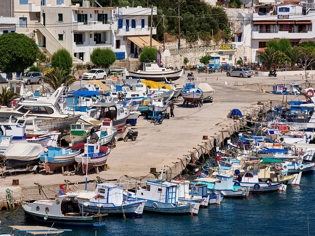 Fischerboote im Hafen von Fournoi, Blick von oben, Insel Fournoi, Nord-Ägäis, Griechische Inseln, Griechenland, Europa