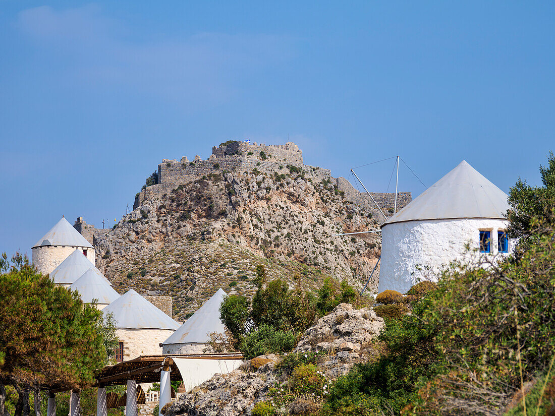 Mittelalterliche Burg und Windmühlen von Pandeli, Insel Leros, Dodekanes, Griechische Inseln, Griechenland, Europa