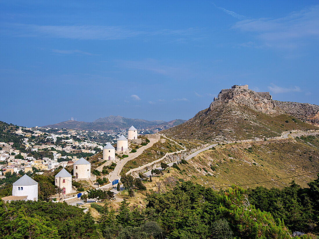 Mittelalterliche Burg und Windmühlen von Pandeli, Insel Leros, Dodekanes, Griechische Inseln, Griechenland, Europa