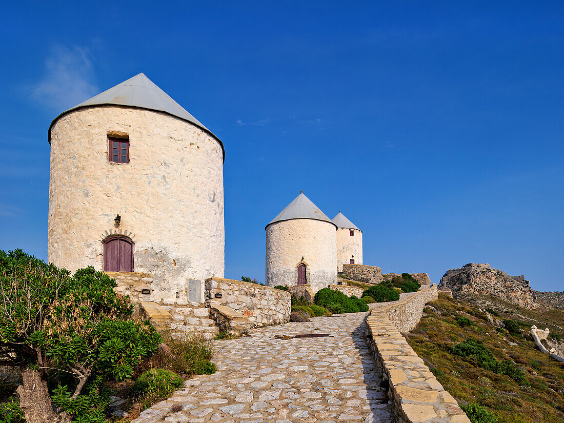 Windmühlen von Pandeli mit mittelalterlicher Burg im Hintergrund, Insel Leros, Dodekanes, Griechische Inseln, Griechenland, Europa