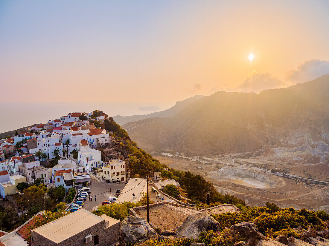 Nikia Dorf und Stefanos Vulkankrater bei Sonnenuntergang, Blick von oben, Insel Nisyros, Dodekanes, Griechische Inseln, Griechenland, Europa