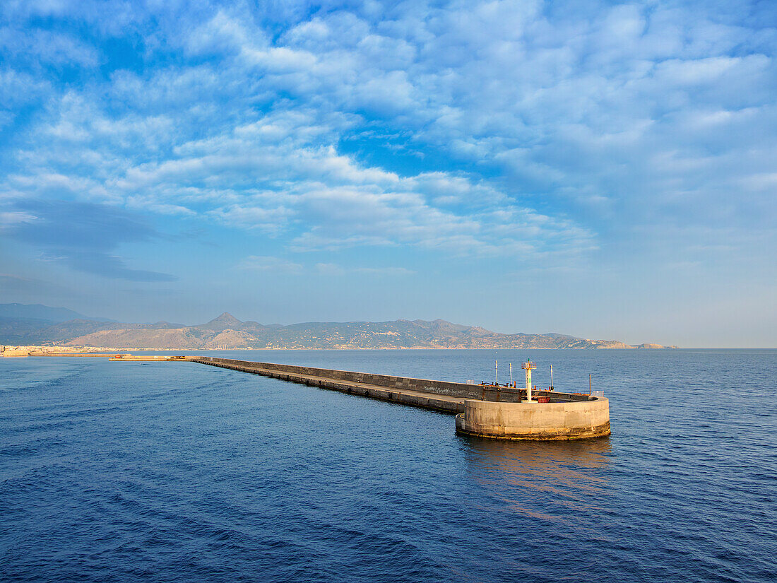 Der Hafen von Heraklion bei Sonnenaufgang, Stadt Heraklion, Kreta, Griechische Inseln, Griechenland, Europa