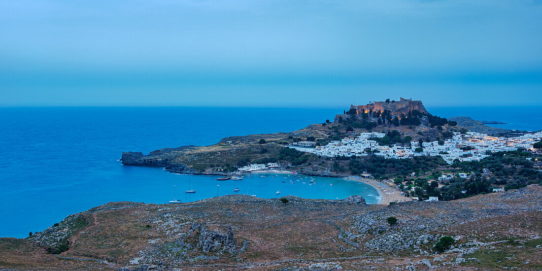 Blick auf die Akropolis von Lindos in der Abenddämmerung, Insel Rhodos, Dodekanes, Griechische Inseln, Griechenland, Europa