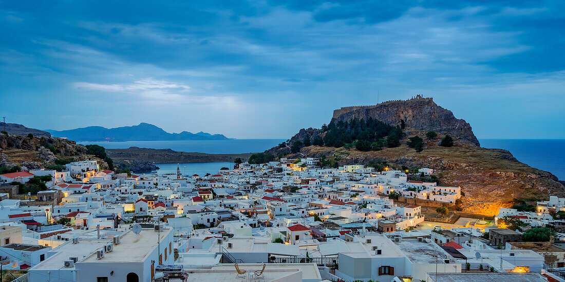 Blick über das Dorf Lindos auf die Akropolis in der Morgendämmerung, Insel Rhodos, Dodekanes, Griechische Inseln, Griechenland, Europa