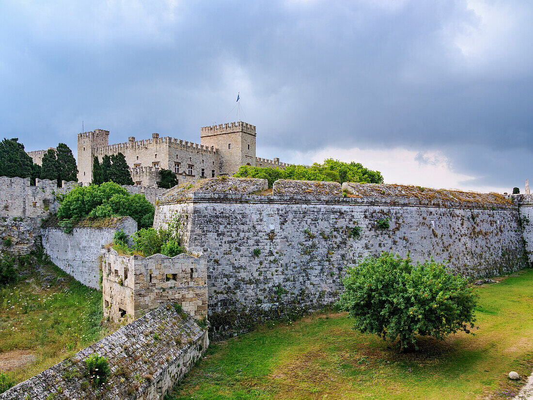 Defensive Wall and Palace of the Grand Master of the Knights of Rhodes, UNESCO World Heritage Site, Medieval Old Town, Rhodes City, Rhodes Island, Dodecanese, Greek Islands, Greece, Europe