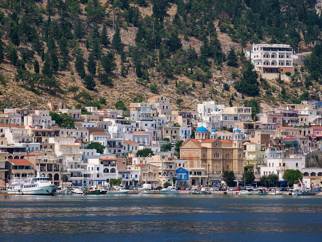 Blick auf die Kirche des Heiligen Nikolaus, Pothia (Kalymnos-Stadt), Insel Kalymnos, Dodekanes, Griechische Inseln, Griechenland, Europa