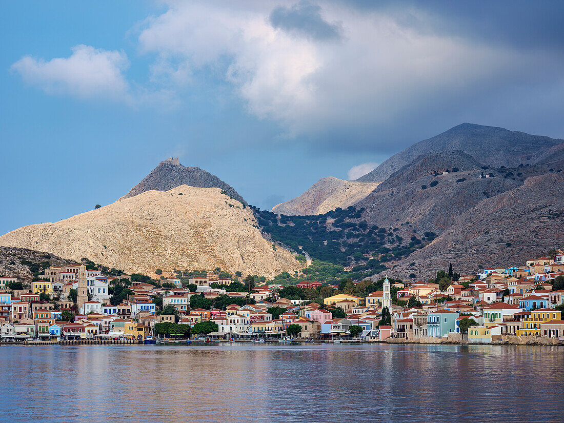 Blick auf das Dorf Chalki, Emporio, Insel Chalki, Dodekanes, Griechische Inseln, Griechenland, Europa