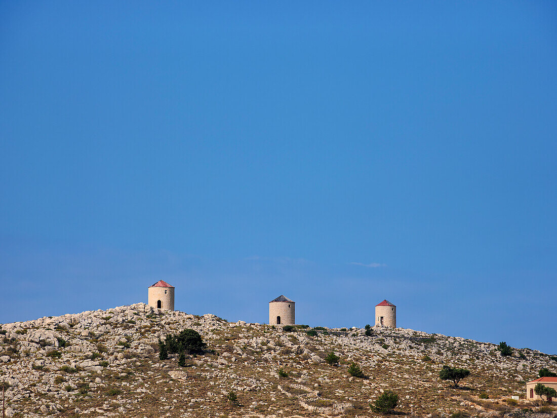 Windmühlen im Dorf Chalki, Emporio, Insel Halki, Dodekanes, Griechische Inseln, Griechenland, Europa