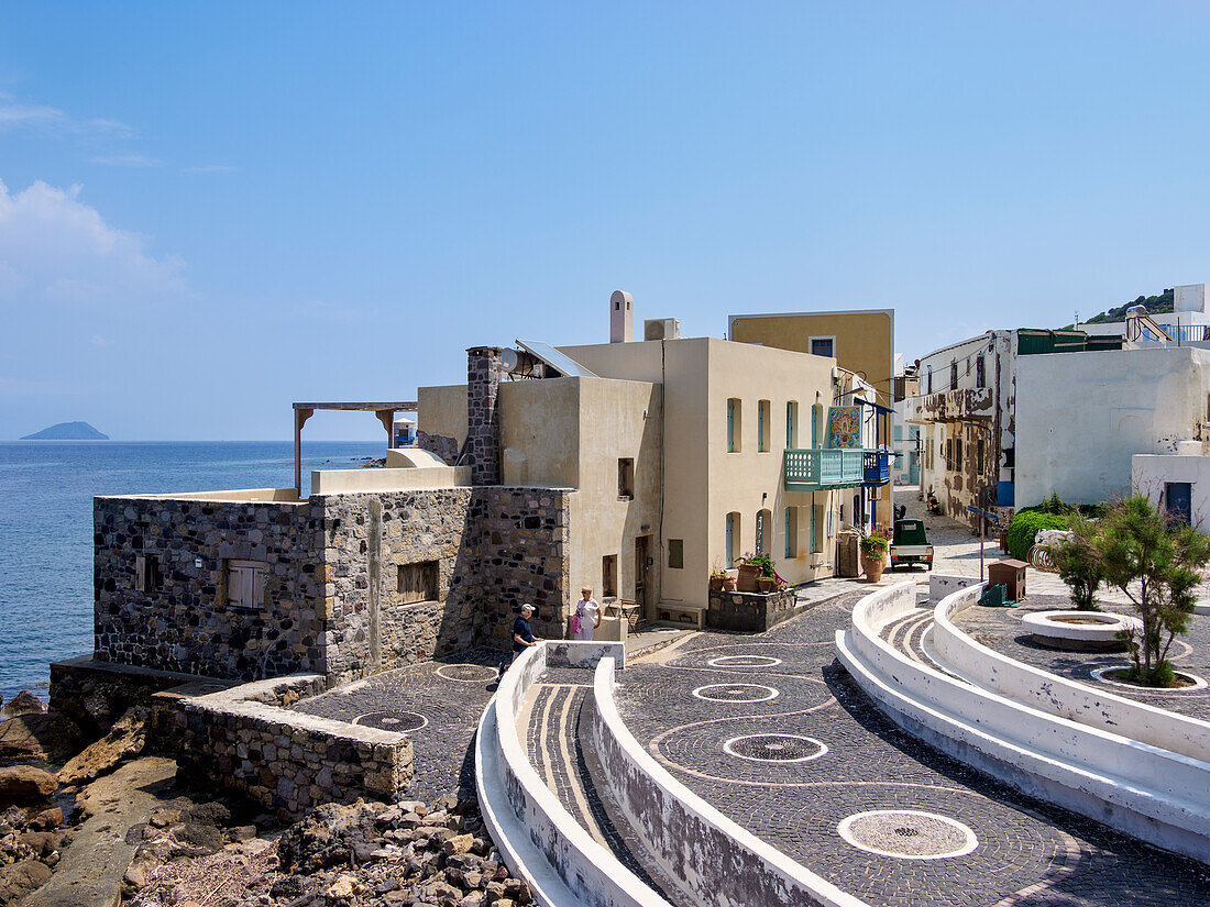 Straße der Stadt Mandraki, Insel Nisyros, Dodekanes, Griechische Inseln, Griechenland, Europa