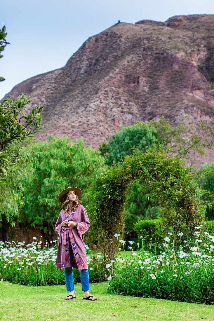 Frau im heiligen Tal, Peru, Südamerika