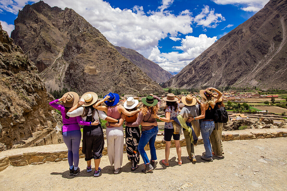 Frauen mit Blick über Ollantaytambo, Peru, Südamerika