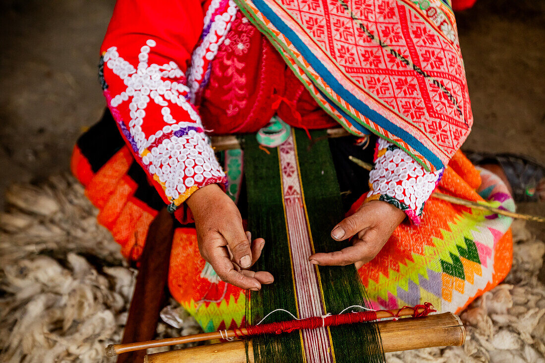Quechua woman weaving demonstration, Ollantaytambo, Peru, South America