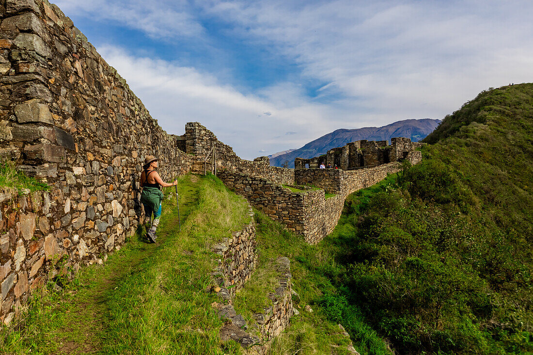 Frau beim Wandern in Choquequirao, Peru, Südamerika